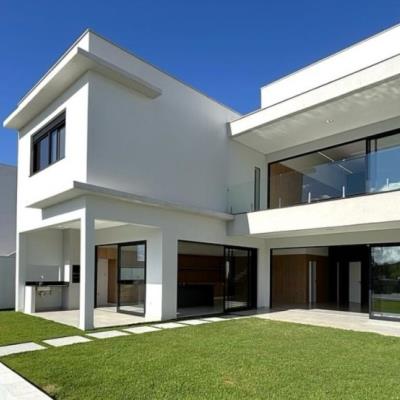 Casa residencial, nº 170, localizada na Rua Índico, no Loteamento Residencial l’Aqua Pompeia, no município de Socorro/SP, com 398,11m2 de área construída e terreno com área de 495,00m2