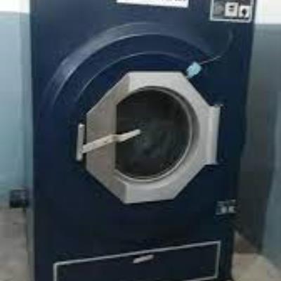 Uma máquina industrial de secar roupas tipo secadora rotativa, capacidade para 20kg, cor azul, modelo MKS620, marca Kodama