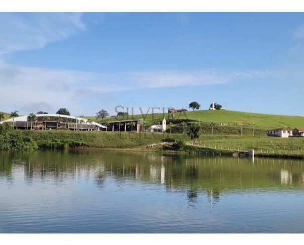 Foto de Um terreno fechado por cercas de arame com benfeitorias denominado Sitio/Haras Monte Alegre, com a área de 70,18 ha., ou vinte e nove (29) alqueires, mais ou menos, ou a área exata que se contiver, situado no Bairro dos Silvas ou Baltazar, Conchas/SP