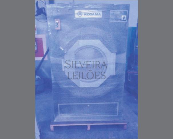 Foto de Uma máquina industrial de secar roupas tipo secadora rotativa, capacidade para 20kg, cor azul, modelo MKS620, marca Kodama