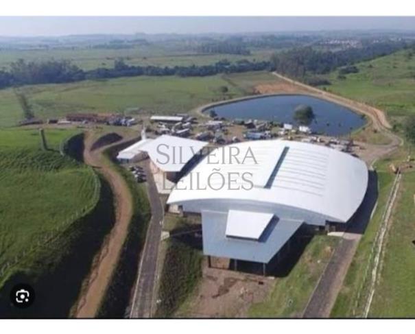 Foto de Um terreno fechado por cercas de arame com benfeitorias denominado Sitio/Haras Monte Alegre, com a área de 70,18 ha., ou vinte e nove (29) alqueires, mais ou menos, ou a área exata que se contiver, situado no Bairro dos Silvas ou Baltazar, Conchas/SP