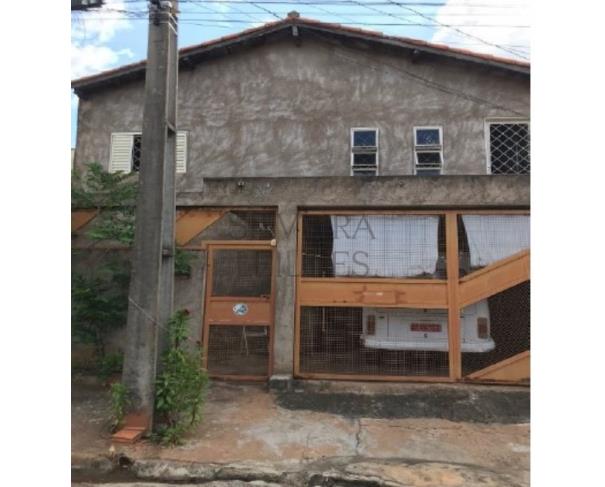 Foto de Prédio residencial sob nº 421, situado na Rua Antônio Carlos de Almeida, Conjunto Habitacional Orestes Borges de Oliveira, Santa Fé do Sul/SP, com 192,20m² de área construída, e seu respectivo terreno de forma irregular, com área total de 201,71m²