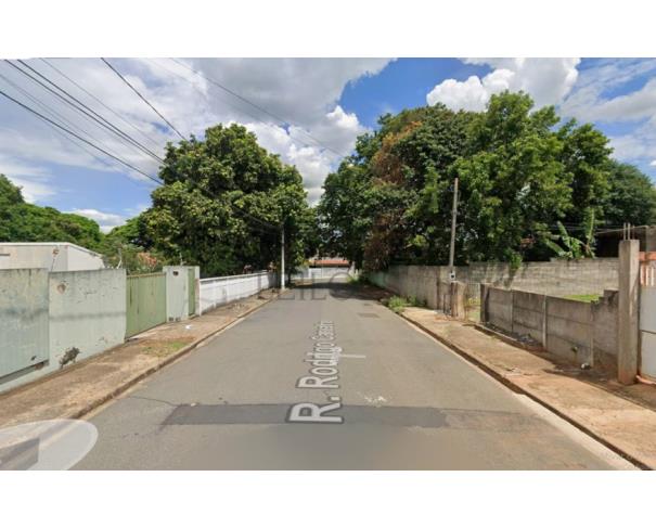 Foto de Lote nº 24, da Quadra 37, Parque Ortolândia, no município de Hortolândia/SP, com área de 400,00m2, existindo sob o terreno a construção de um prédio residencial, situado na Rua Rodrigo Carvalho, nº 334, com área de aproximadamente de 69,90m2. 