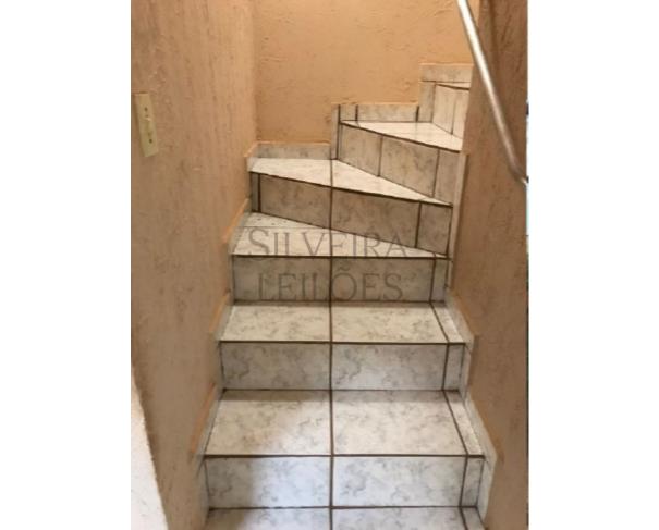 Foto de Prédio residencial sob nº 421, situado na Rua Antônio Carlos de Almeida, Conjunto Habitacional Orestes Borges de Oliveira, Santa Fé do Sul/SP, com 192,20m² de área construída, e seu respectivo terreno de forma irregular, com área total de 201,71m²
