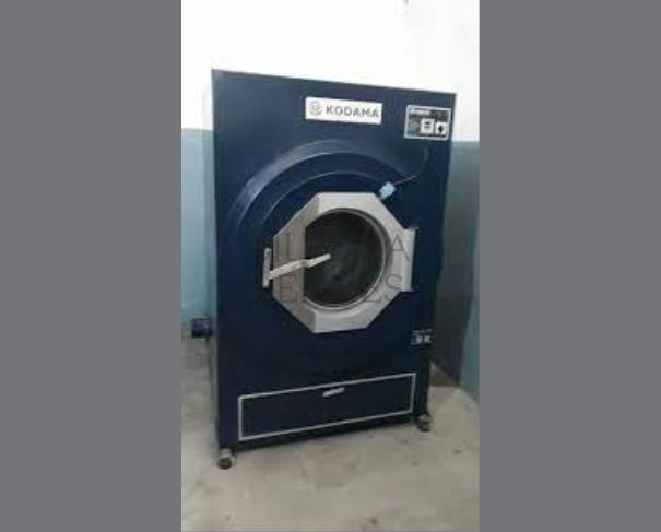 Foto de Uma máquina industrial de secar roupas tipo secadora rotativa, capacidade para 20kg, cor azul, modelo MKS620, marca Kodama