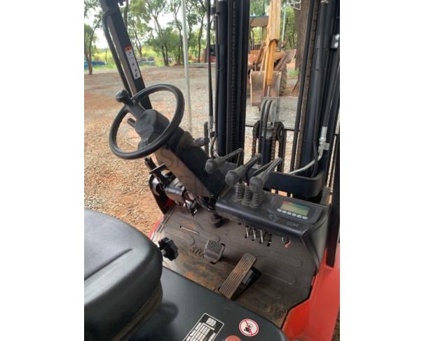 Foto de lote 06 - Empilhadeira elétrica 2,5 toneladas 