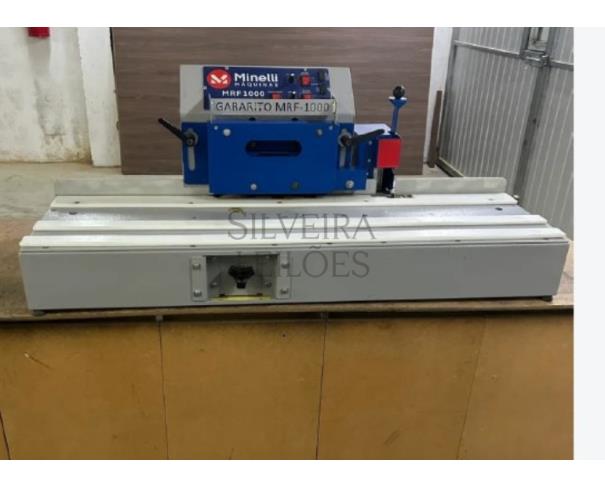 Foto de Uma Máquina Refilador, marca Minelli, modelo MRF 1000, cor azul e cinza, sem número de série. 
