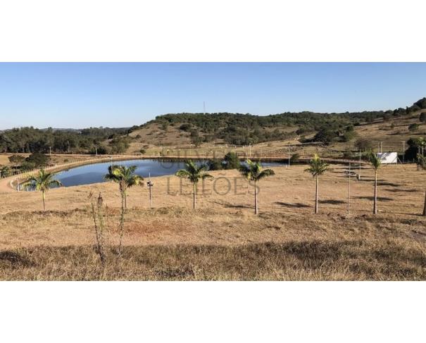 Foto de Um terreno fechado por cercas de arame com benfeitorias denominado Sitio/Haras Monte Alegre, com a área de 70,18 ha., ou vinte e nove (29) alqueires, mais ou menos, ou a área exata que se contiver, situado no Bairro dos Silvas ou Baltazar, Conchas/SP