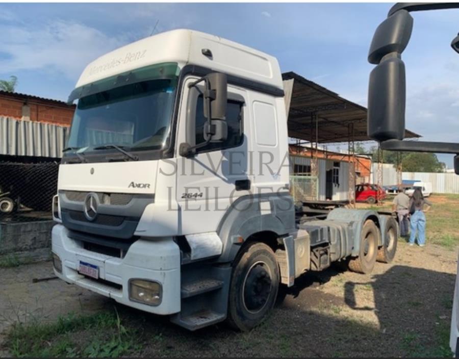 Foto de Lote 18 - UM CAMINHÃO - MERCEDES-BENZ – AXOR 2644S6X4