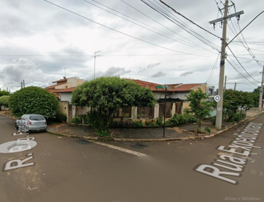 Prédio residencial com área construída de 253,55m² e seu terreno com área…