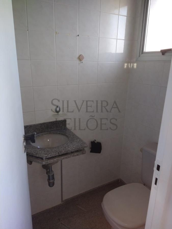 Conjunto comercial nº 202, localizado no 2ª andar do condomínio Edifício Faris Abib, situado na Rua José Paulino nº 416, com a seguintes áreas útil de 43,40m2, comum de 8,7617m2, total de 52,1617m2 e vaga de garagem nº 23 Leilão Extrajudici, localizado em Campinas - SP, bairro Centro