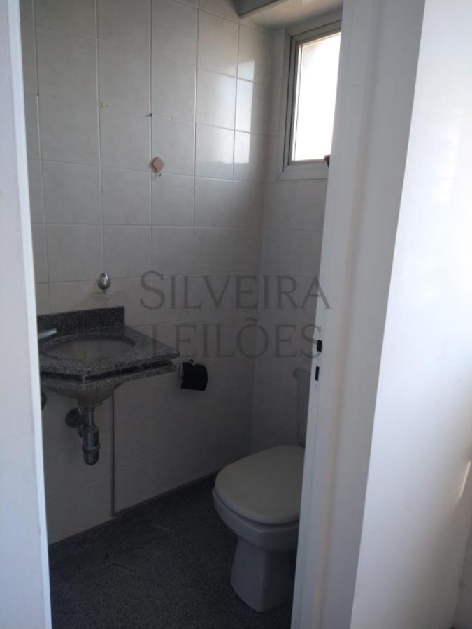 Conjunto comercial nº 202, localizado no 2ª andar do condomínio Edifício Faris Abib, situado na Rua José Paulino nº 416, com a seguintes áreas útil de 43,40m2, comum de 8,7617m2, total de 52,1617m2 e vaga de garagem nº 23 Leilão Extrajudici, localizado em Campinas - SP, bairro Centro